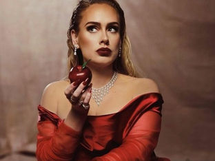 Η Adele έγινε 34 και φωτογραφίζεται σαν μοντέλο, χωρίς ίχνος μακιγιάζ.