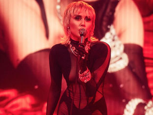 Η Miley Cyrus παρουσίασε το νέο τραγούδι «You» κατά τη διάρκεια της πρωτοχρονιάτικης συναυλίας της!