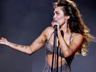 Miley Cyrus: Το «Flowers» είναι το single με τις περισσότερες πωλήσεις παγκοσμίως το 2023