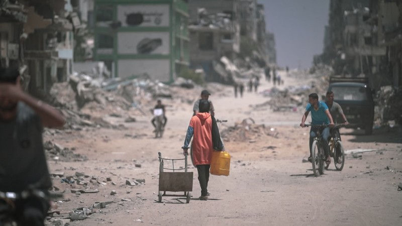 Displaced Palestinians roam the shattered streets of the Gaza Strip. Photo by Jaber Jehad Badwan.