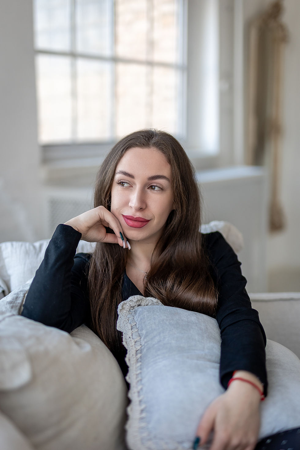 Fiatal nő közeli arcképe enyhe mosollyal és természetes sminkkel, személyes márka illusztrációjához.