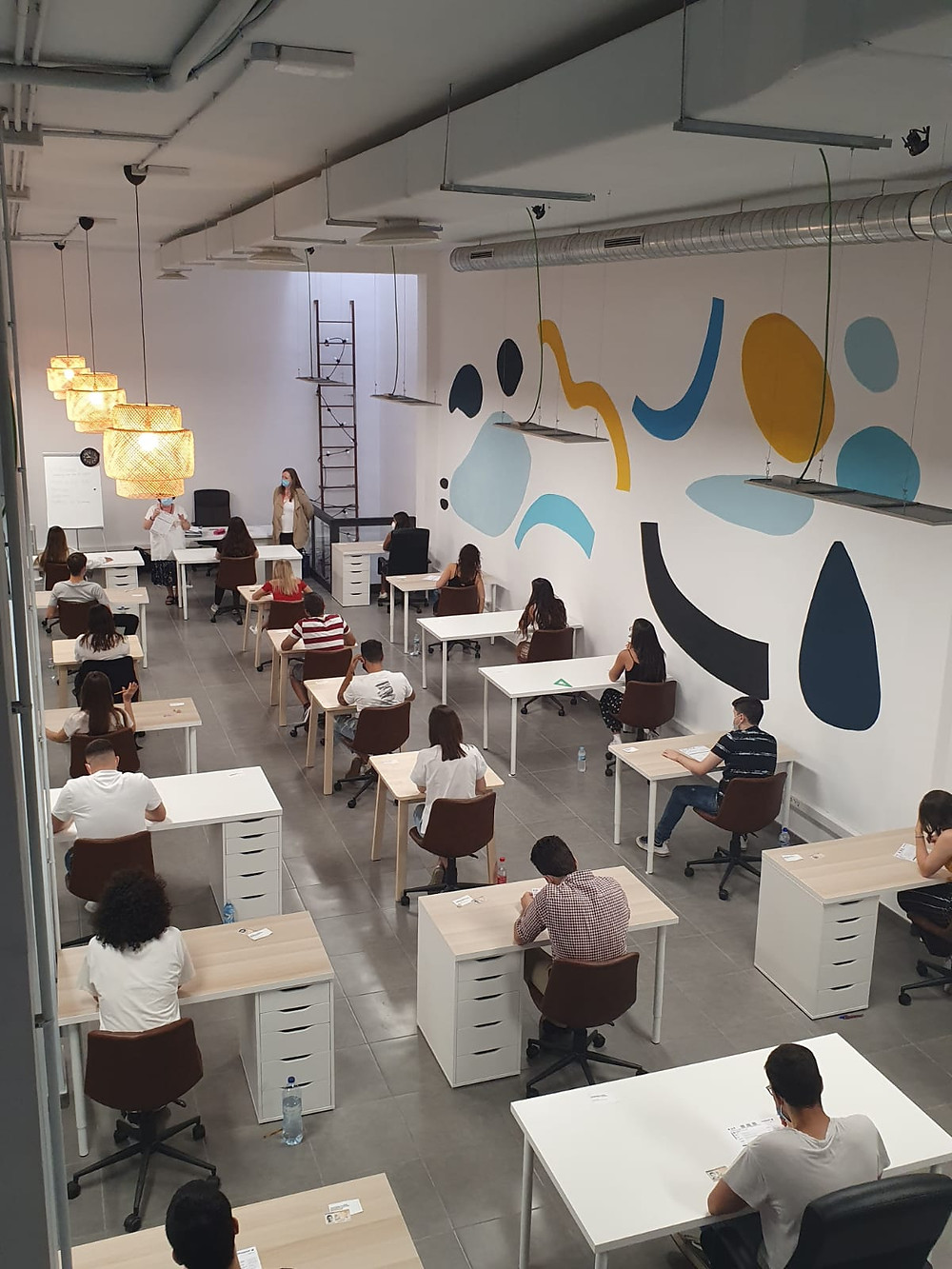 Examen realizado en Workeamos para 24 alumnos, respetando una distancia de metro y medio entre cada uno.