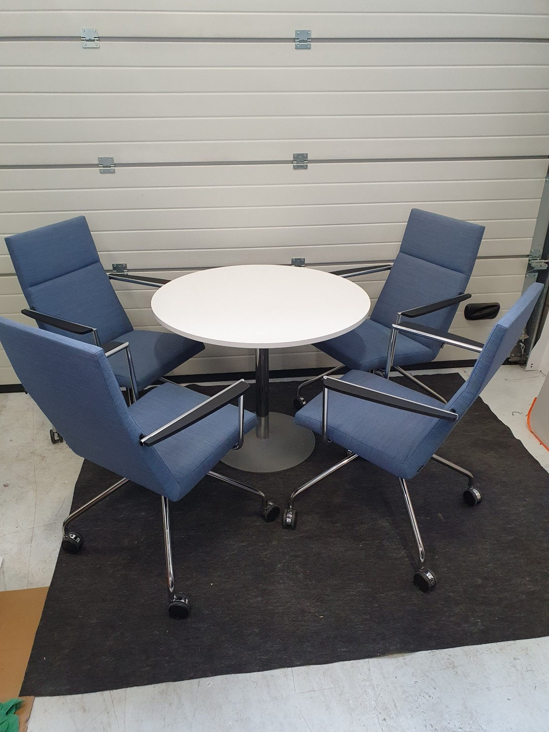 Martela Form-tuolit ja Kinnarps-pöytä 90cm
