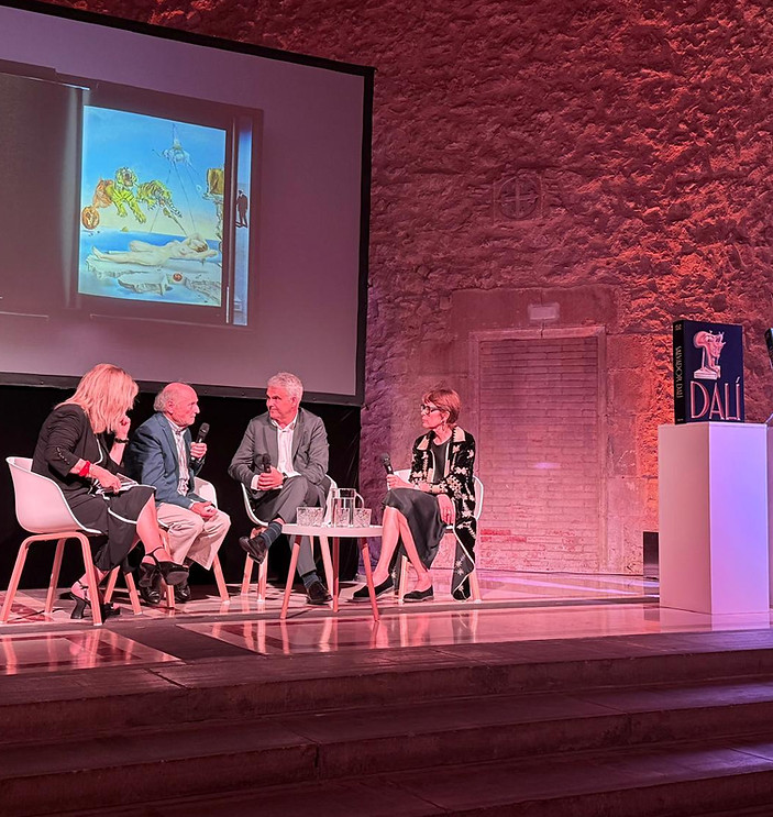 Antonio López, Montse Aguer y el galerista Artur Ramón en la mesa redonda en la presentacion libro de Dalí, Barcelona 2025.