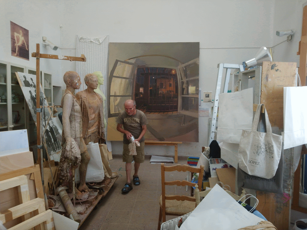 Preparando_exposición_de_la_Fundación_