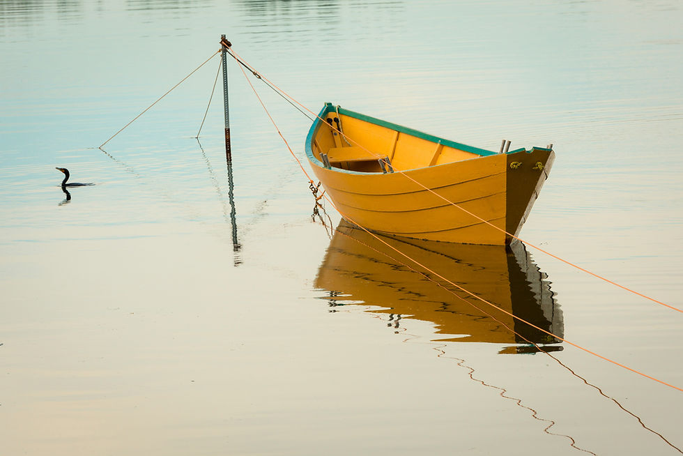Gelbes Boot auf dem Wasser mit türkisfabenem Rand