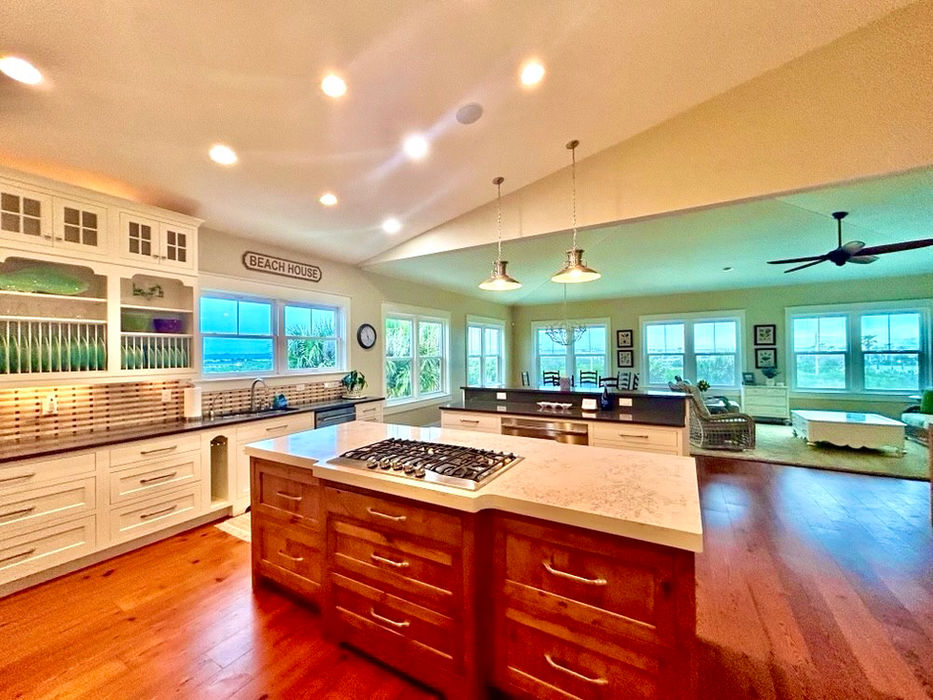 A photo of a freshly cleaned kitchen in a Ponte Vedre Beach home