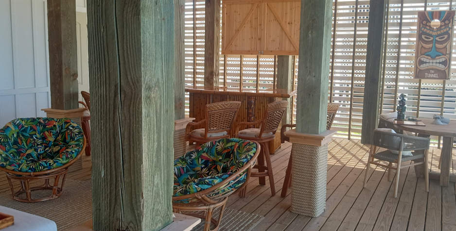 Tropical Florida patio with round chairs and a custom made tiki bar from Tiki Unique