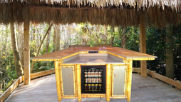 Bar tropical al aire libre resistente a la intemperie con mininevera en una terraza cubierta en una hamaca Florida.