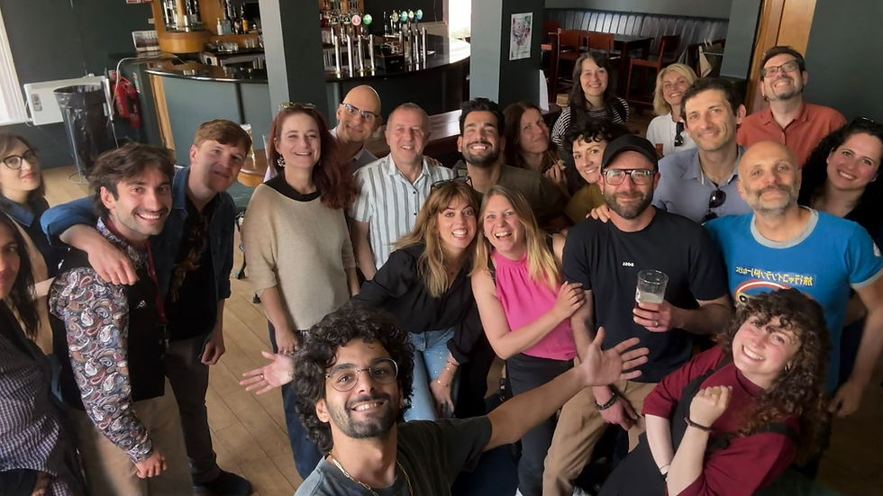 Partecipanti al primo networking event "La Dublino che non c'è" organizzato da Radio Irlanda, un incontro dedicato alla comunità italiana in Irlanda per favorire connessioni, scambio di idee e collaborazioni tra professionisti, artisti, ricercatori e promotori culturali.