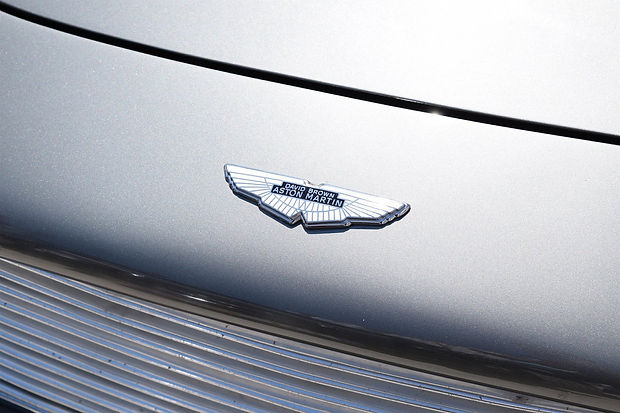 Photo rapproché d'une Aston Martin logo