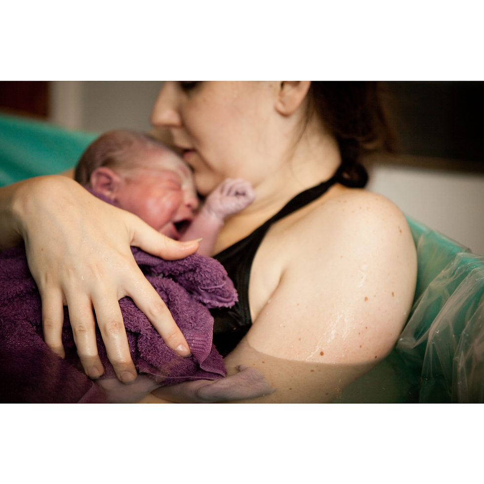 accouchement physiologique à domicile dans l'eau bébé et maman en peau a peau