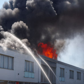 Fotovoltaické panely na střeše s bezpečnou nehořlavou izolací – prevence šíření požáru.