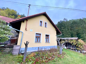 Starší chata a chalupa v přírodě – vizuální kontrola stavu fasády, střechy a oken