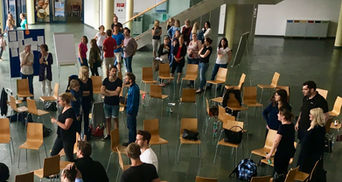 Eine Gruppe von Menschen die miteinander sprechen