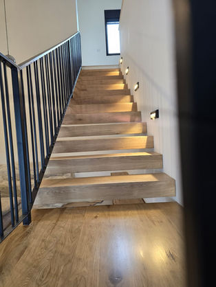 מדרגות עץ מלא