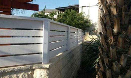 עצים לגדר ניתן לקנות בחתכים שונים תלוי בצורה של הגדר שבוחרים , גדר מעץ אורן מוקצע מחוטה , אנו נדאג שתבחר את העצים המתאימים לגדר שלך במחירים הכי טובים בשוק , מחסן עצים עץ מרקט פתוח בשבת