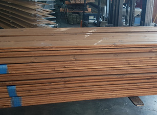 לוחות עץ לגדר צבועים בכל גוון , אפשר להזמין גם עץ חתוך למידה