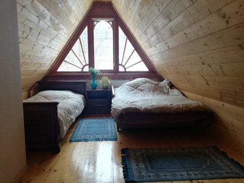 90659305_230244644761606_903032378386441