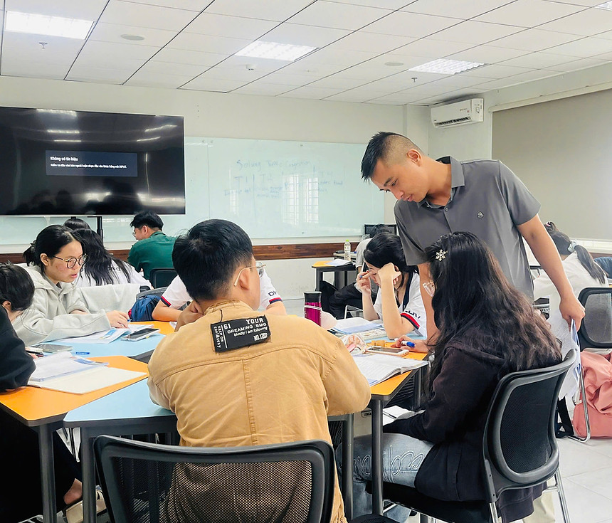 Lớp học đang diễn ra với sự hướng dẫn và tương tác giữa giảng viên và học viên.