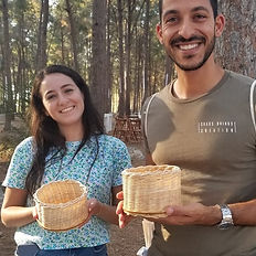 שני עובדי חברת riskified מחזיקים את הסלים שקלעו ביום כיף של החברה