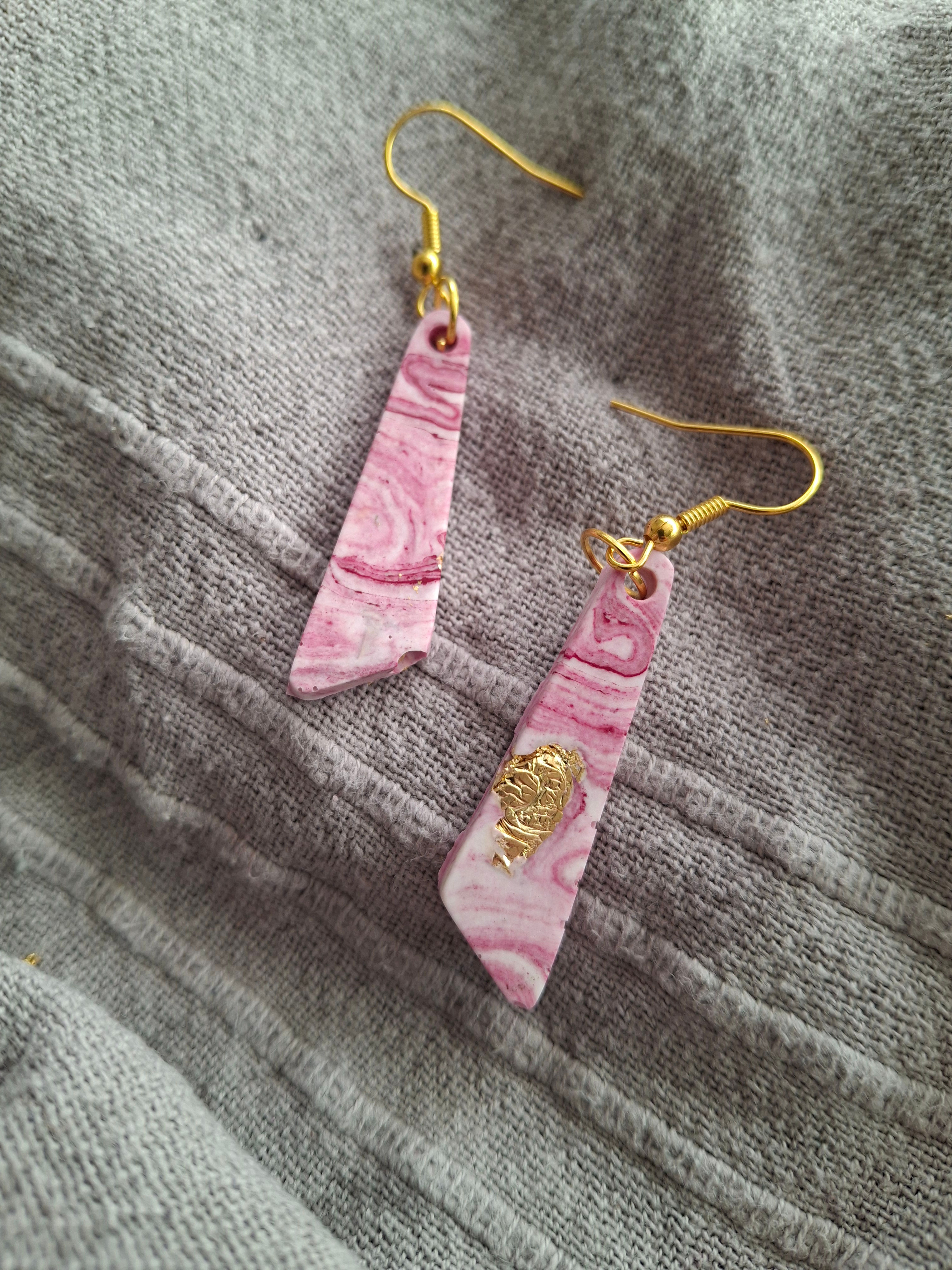 Boucle d'oreille rose marbré or