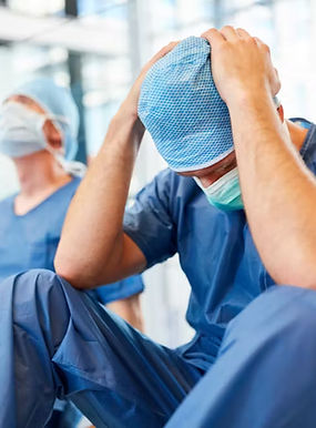 sanitario cansado por un exceso de trabajo