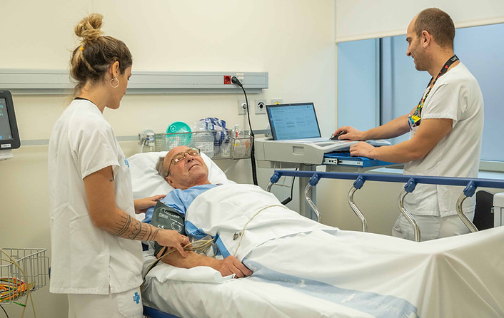 sanitarios cuidando de un paciente