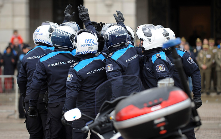 policía celebrando como equipo un trabajo bien hecho