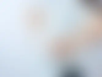 腰痛で両手を腰につけて苦しんでいる女性