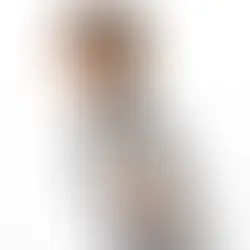 女性が腰痛のために腰を押さえている