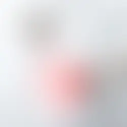 女性が立ち上がる時腰が痛くて立ち上がれない画像