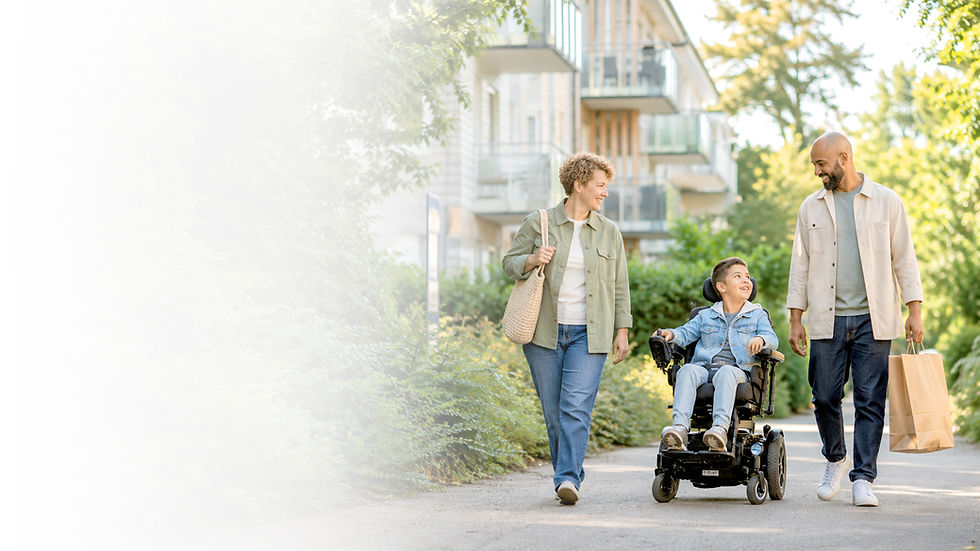 Barn i rullstol ute med personlig assistans