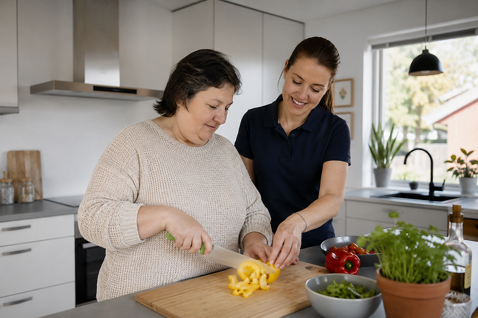 Kvinna får personlig assistans med matlagning i kök.