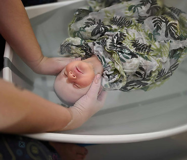 Bébé totalement apaisé dans le bain