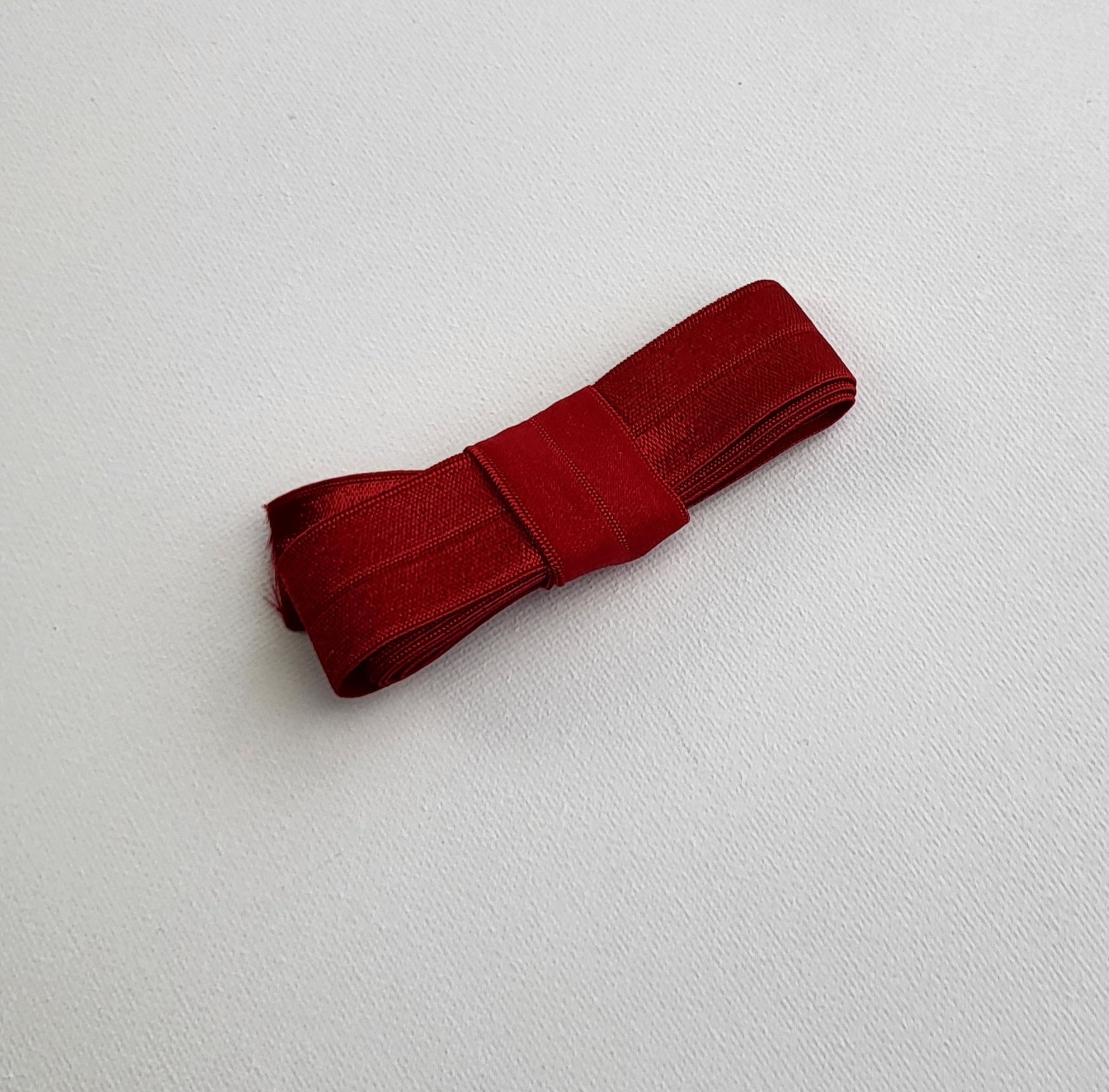 Wijnrode omvouwelastiek