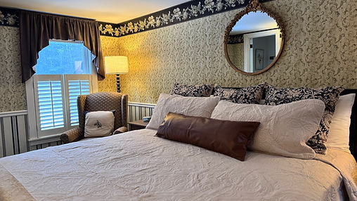 Rm 20: King Bedroom (2nd Floor)