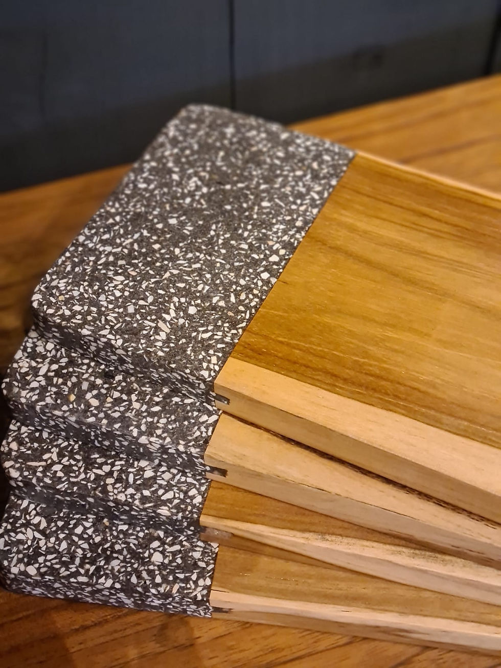Miniature : planches en bois de teck et terrazzo vues de près