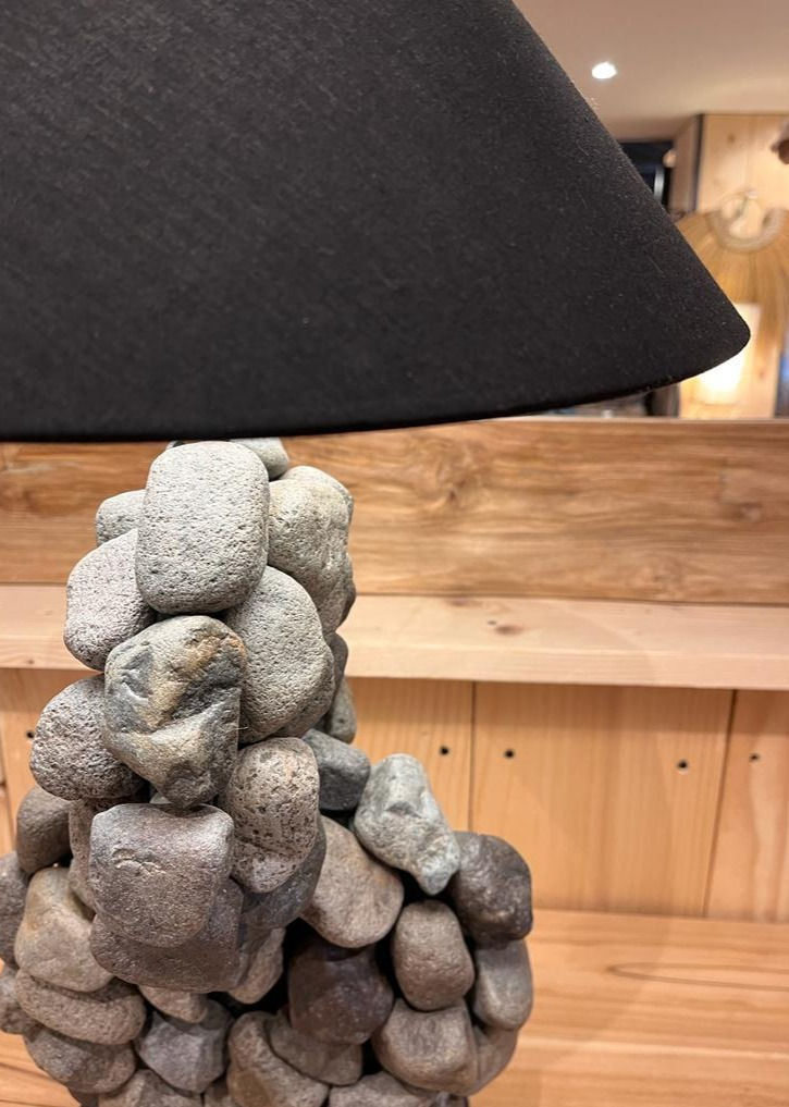 lampe en petits galets vue de près