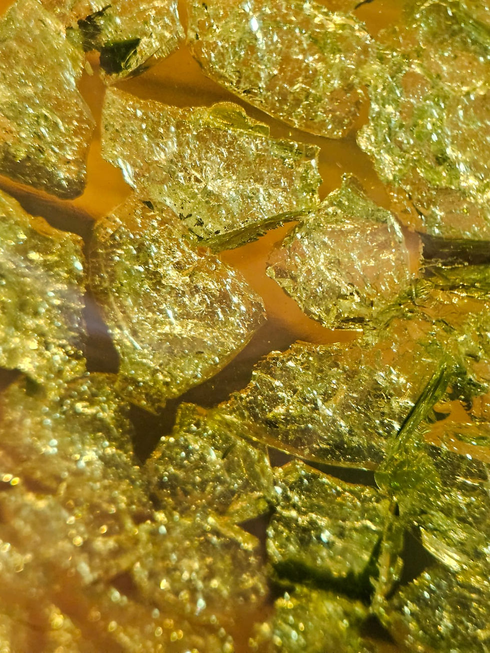 Miniature : Zoom sur Sculpture ronde verte en verre et résine