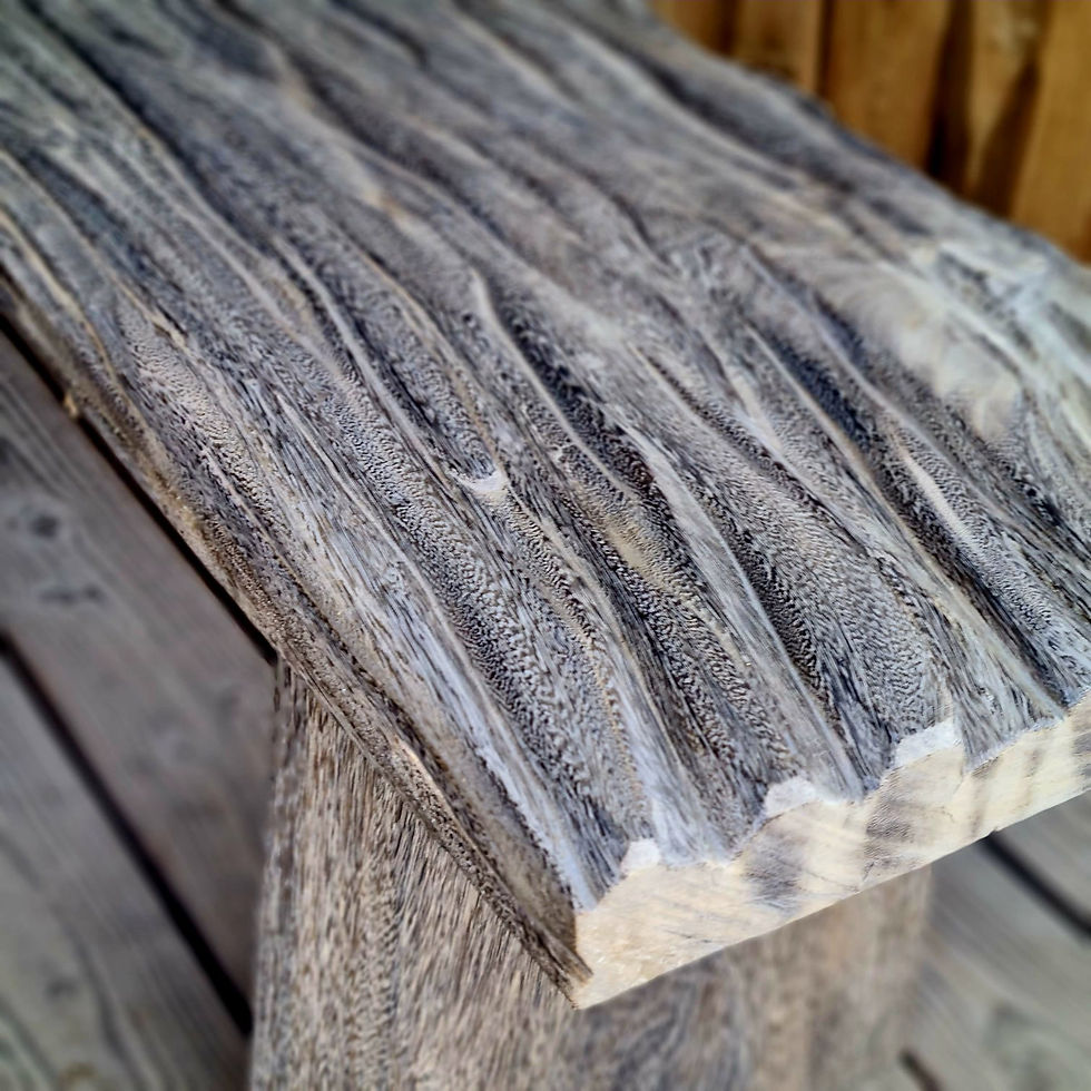 banc en bois de suar vu de face