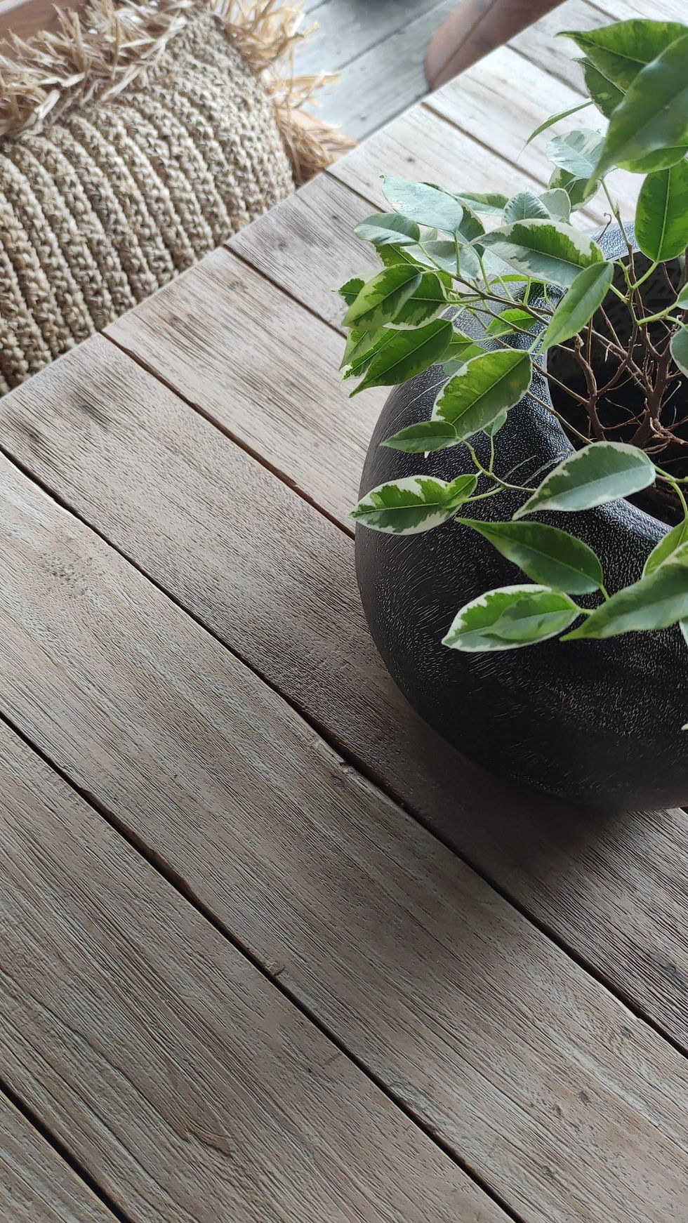 table extérieur en bois de teck vue de près