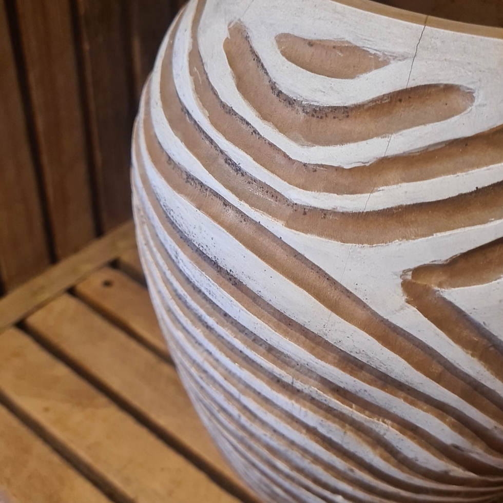 vase strié en bois de teck