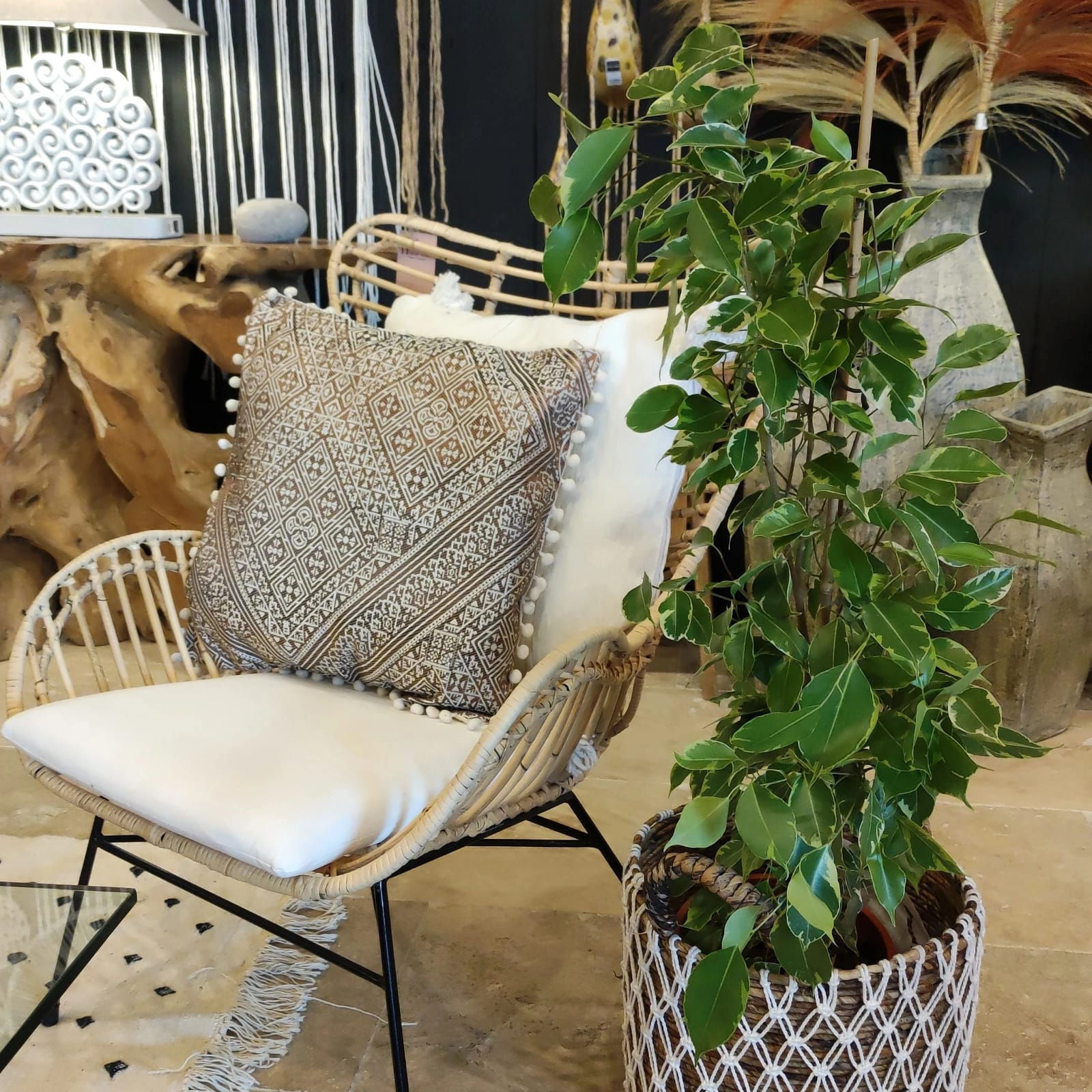 fauteuil en rotin et métal vu de face