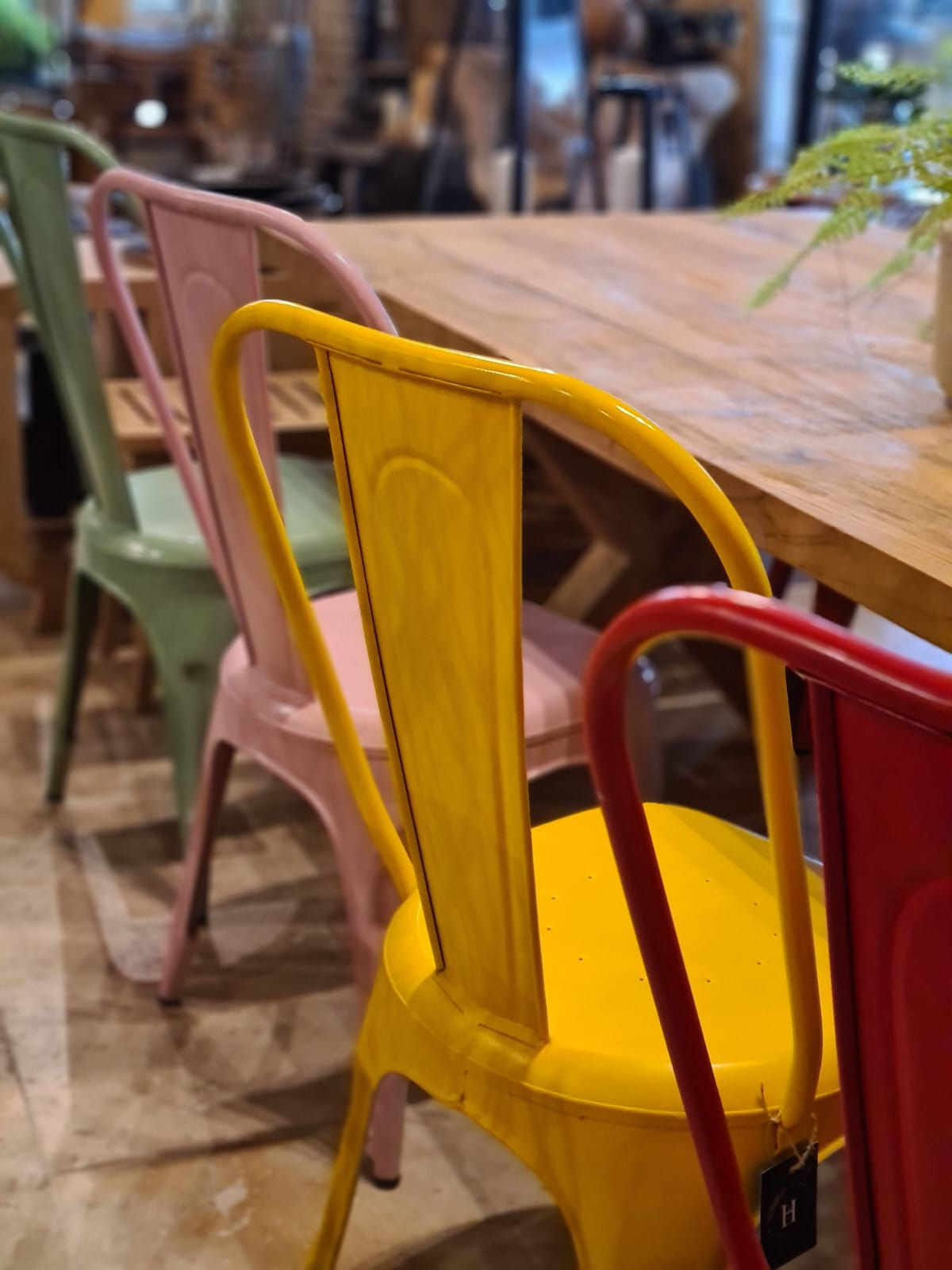 Chaises en métal colorés