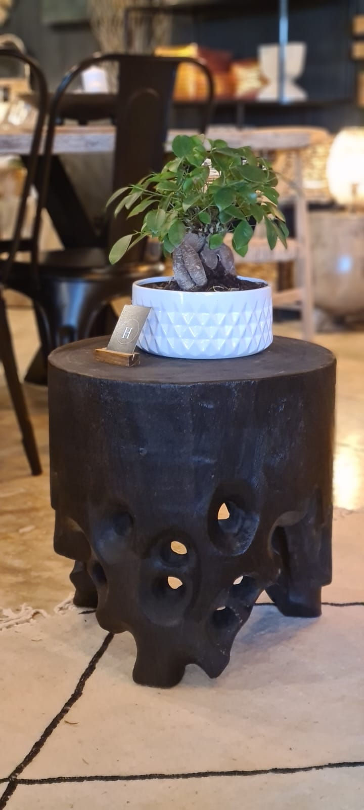 Miniature : table d'appoint en bois noir de plus près