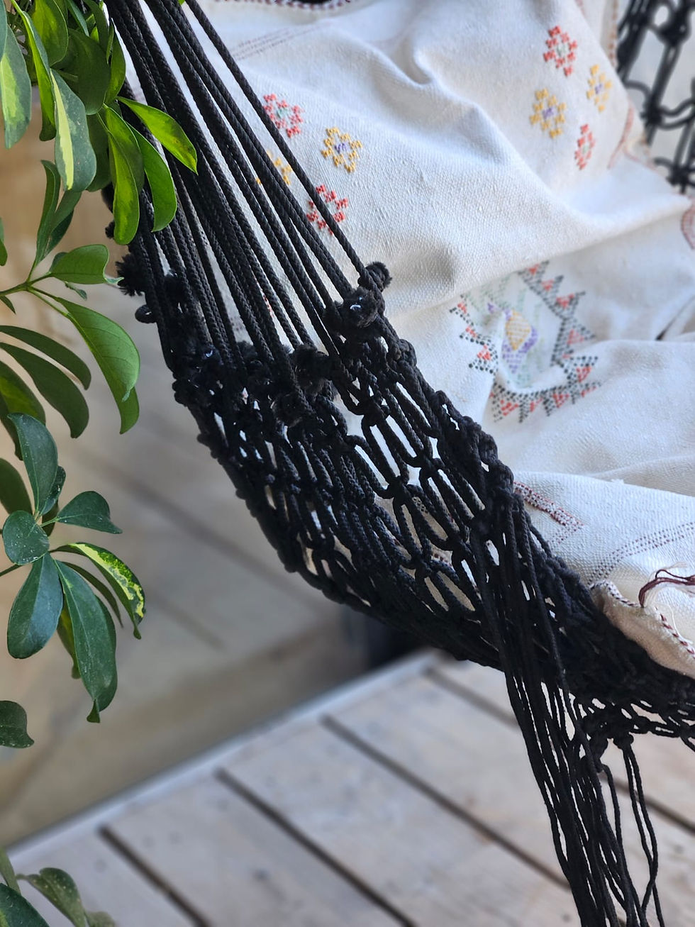 Miniature : fauteuil en macramé noir