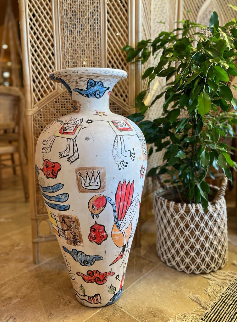 poterie en terre cuite colorée à motifs vue de face