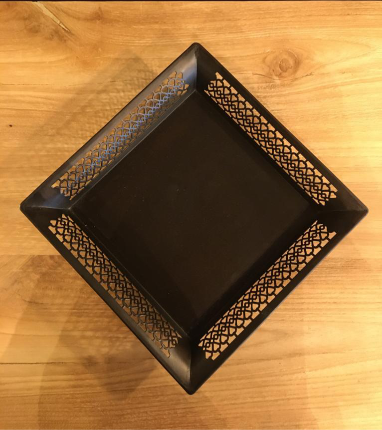 plat en métal noir carré vu de dessus