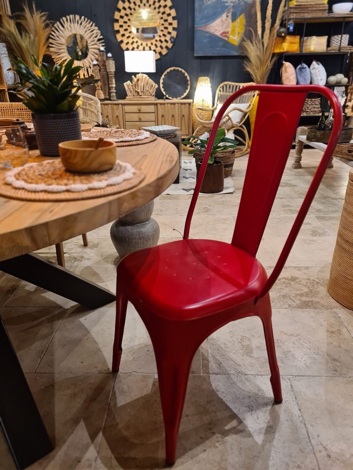 chaise en métal rouge